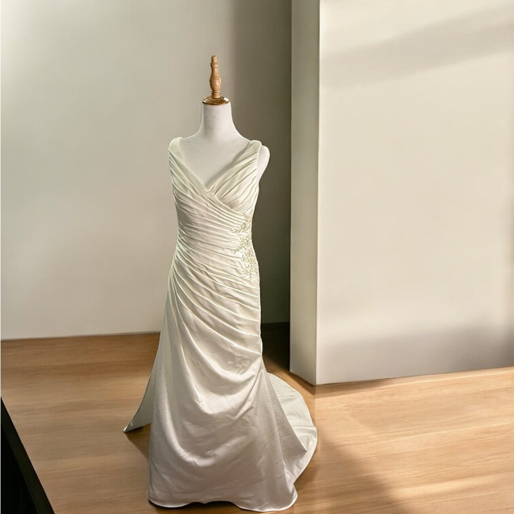 David's Bridal Cream Wedding Dress - Picture 4 of 16
